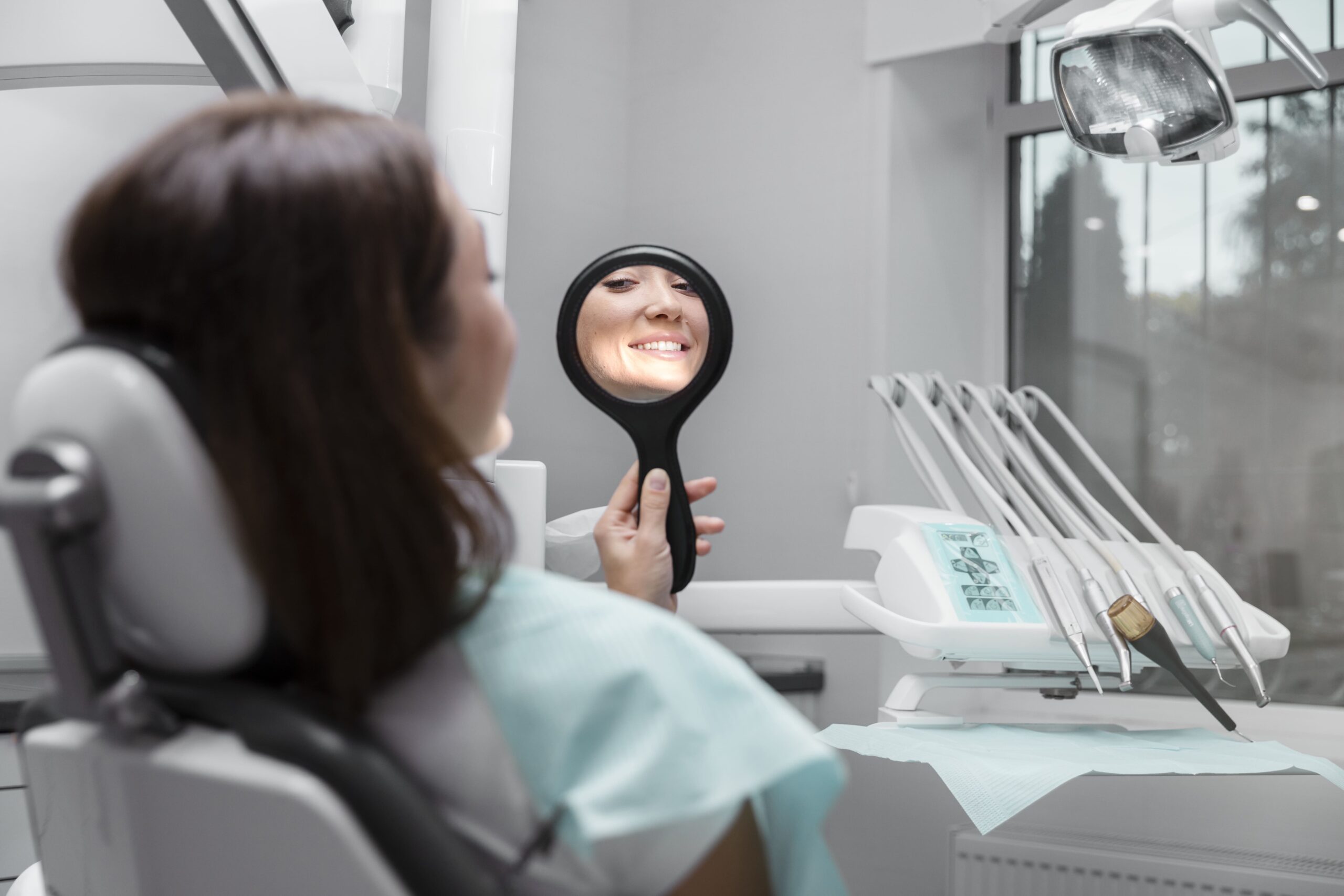 Por qué algunas personas tienen los dientes más amarillos que otras